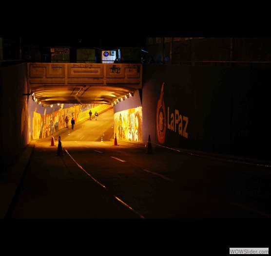 Exposition dans un tunnel de Grafitis